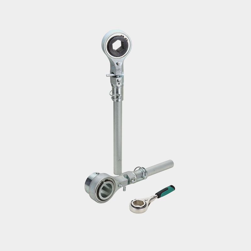 How does the gear tooth count in a specialty ratchet wrench affect torque and precision?
