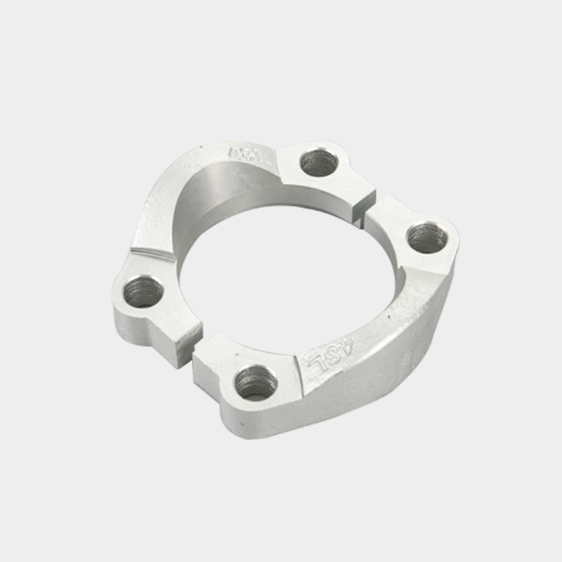 How do SAE split flange clamps handle thermal expansion and contraction in hydraulic applications?